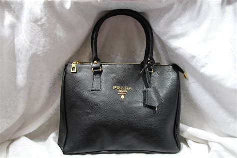 женскую сумку Prada